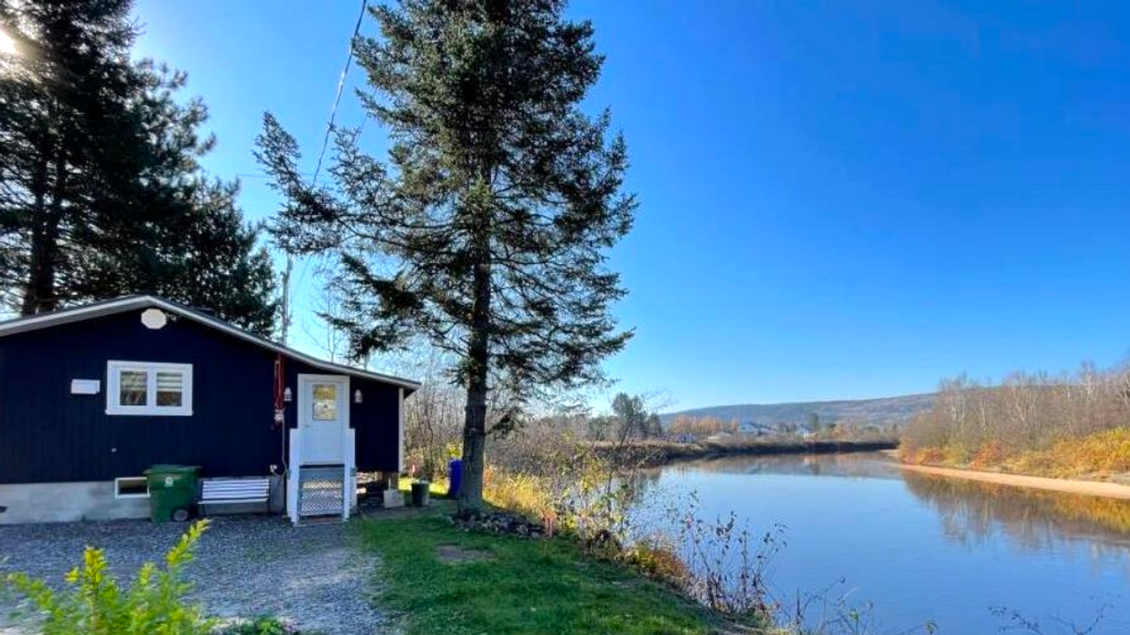 Chalet au bord de l'eau.