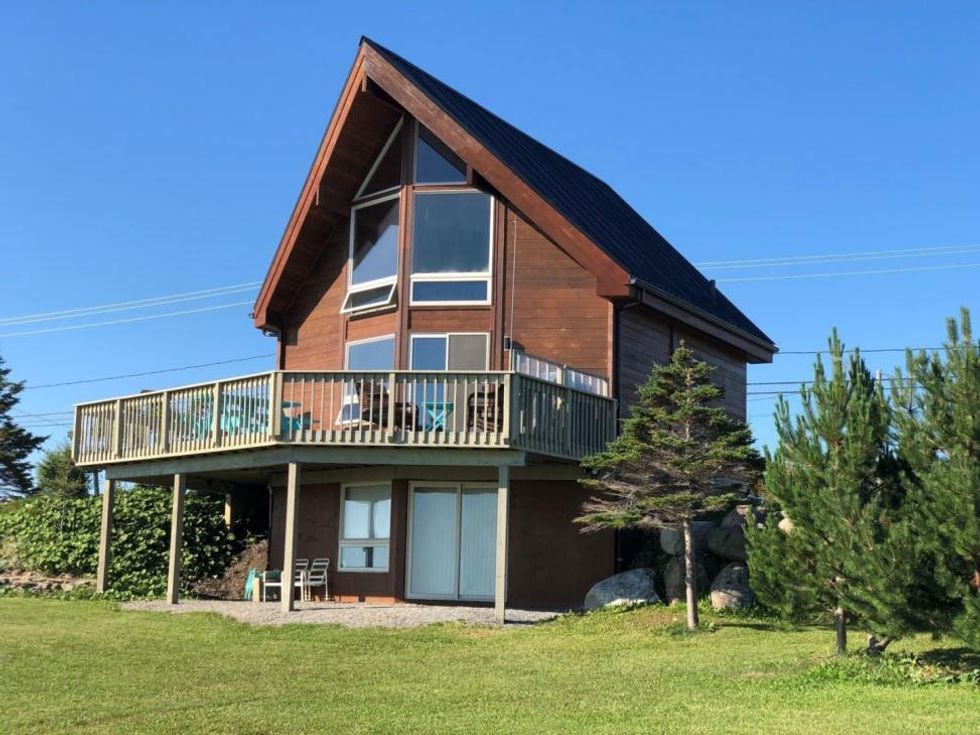 Chalet \u00e0 vendre au bord de l'eau en Gasp\u00e9sie.