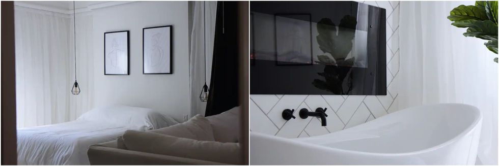 Chambre blanche avec accents noirs dot\u00e9e d'un lit et d'un sofa adjacent. Droite : Baignoire blanche devant un foyer electrique noir.