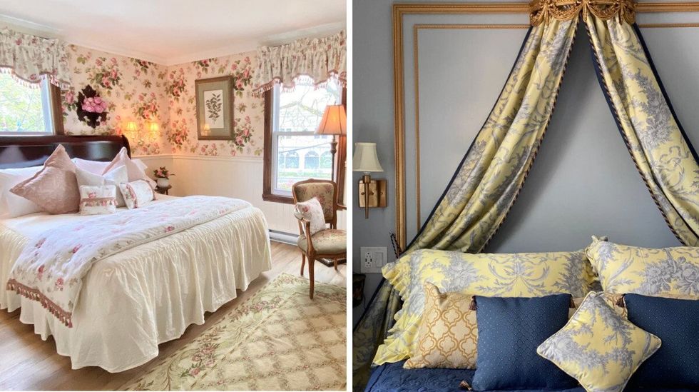 Chambre d\u2019h\u00f4tel rose et blanche avec de la tapisserie florale. Droite : Literie bleue et jaune comprenant plusieurs coussins.