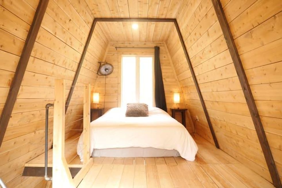 Chambre du Airbnb La M\u00e9lilot.