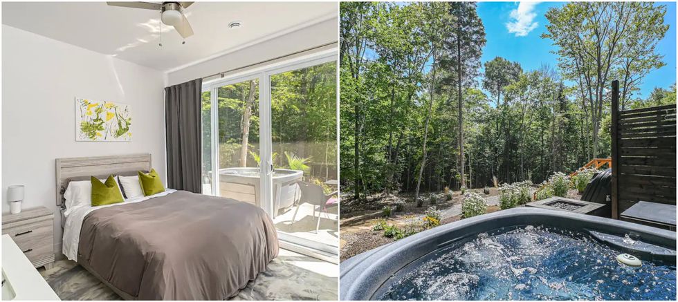 Chambre grise aux accents vert avec un lit plac\u00e9 devant une porte patio. Droite : Spa devant un terrain garnis d'arbres.