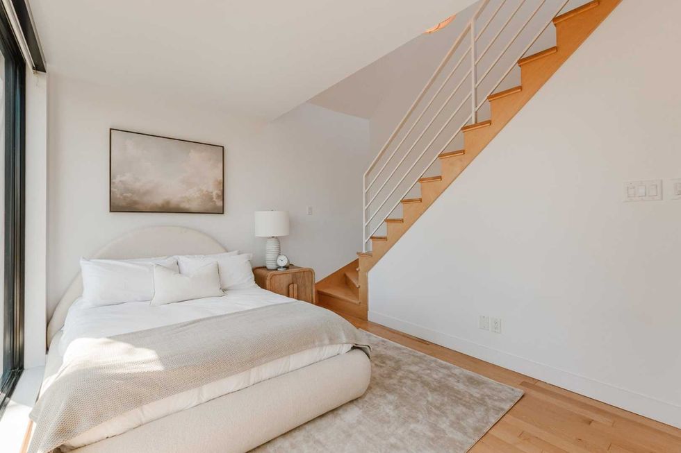 Chambre minimaliste avec escalier menant au toit-terrasse dans la propri\u00e9t\u00e9 de Lysandre Nadeau et Claude B\u00e9gin.