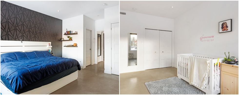 Chambre principale blanche avec un mur d'accent noir et un grand lit couvert d'une douillette bleue. Droite : Chambre blanche avec bassinette.