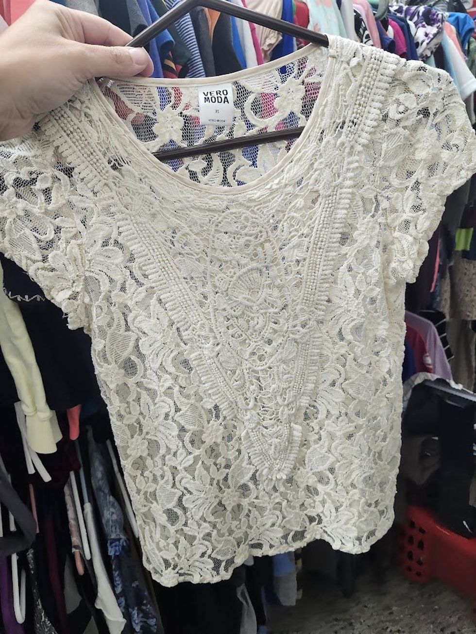 Chandail de dentelle de la marque Vero Moda.