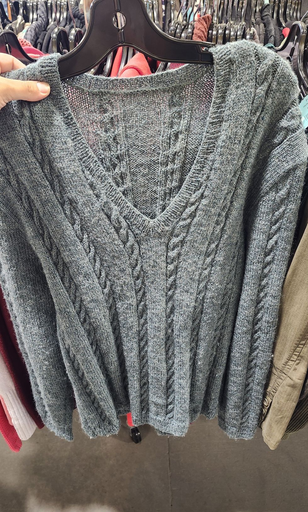 Chandail en tricot \u00e0 motif torsade.