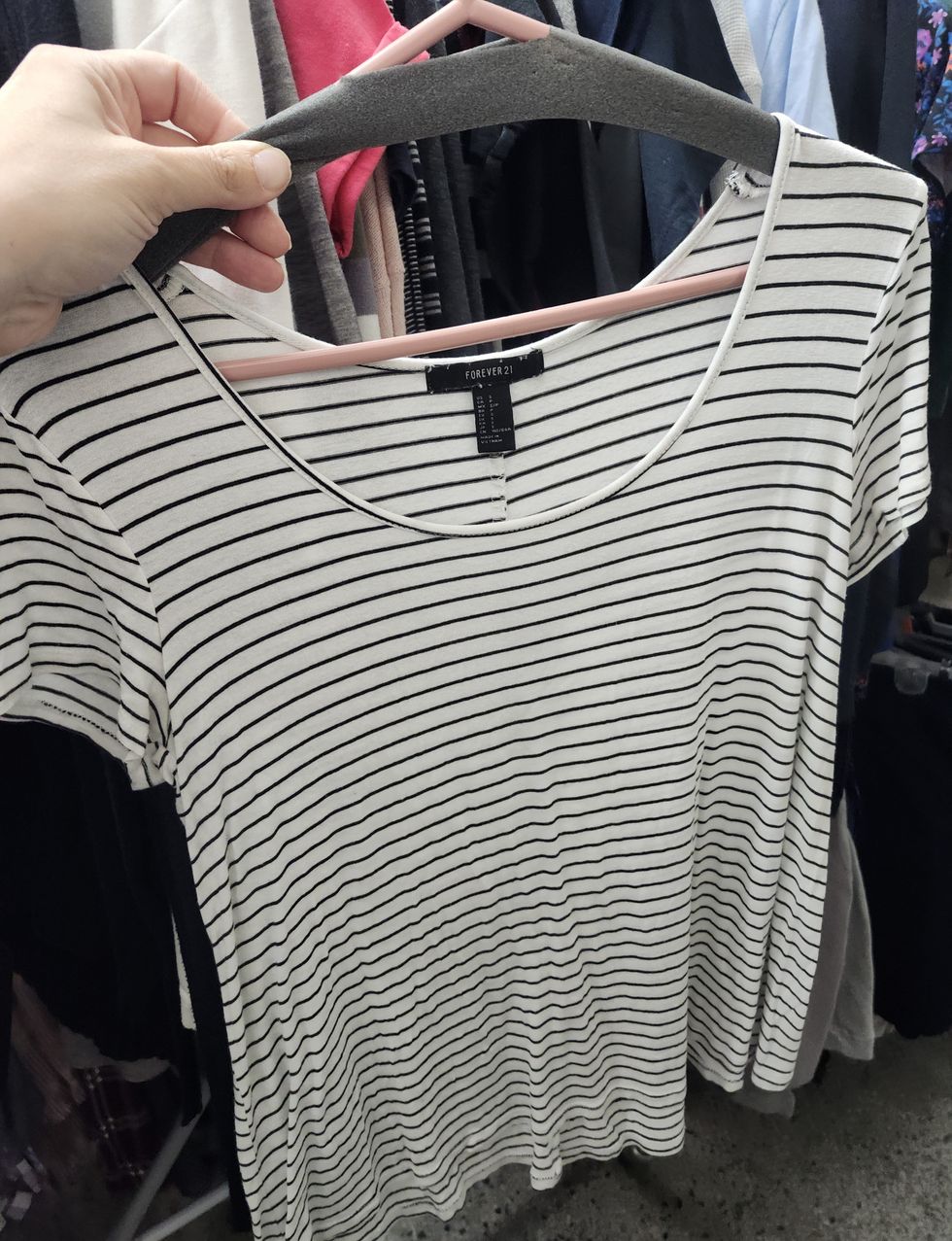 Chandail lign\u00e9 blanc et noir de la marque Forever 21.