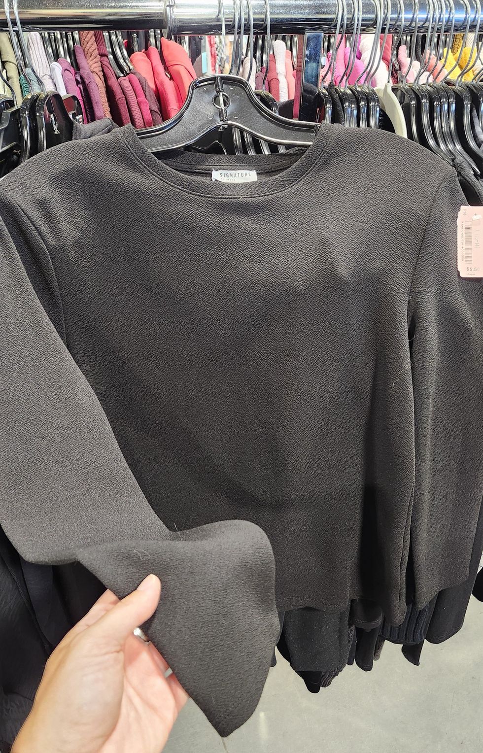 Chandail noir de la collection Signature chez Reitmans.