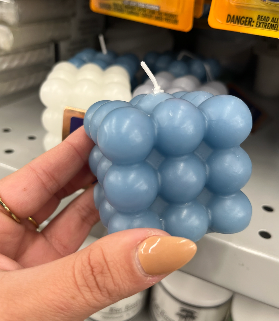 Chandelle d\u00e9corative bleue en forme de cube faite d'un regroupement de bulles.