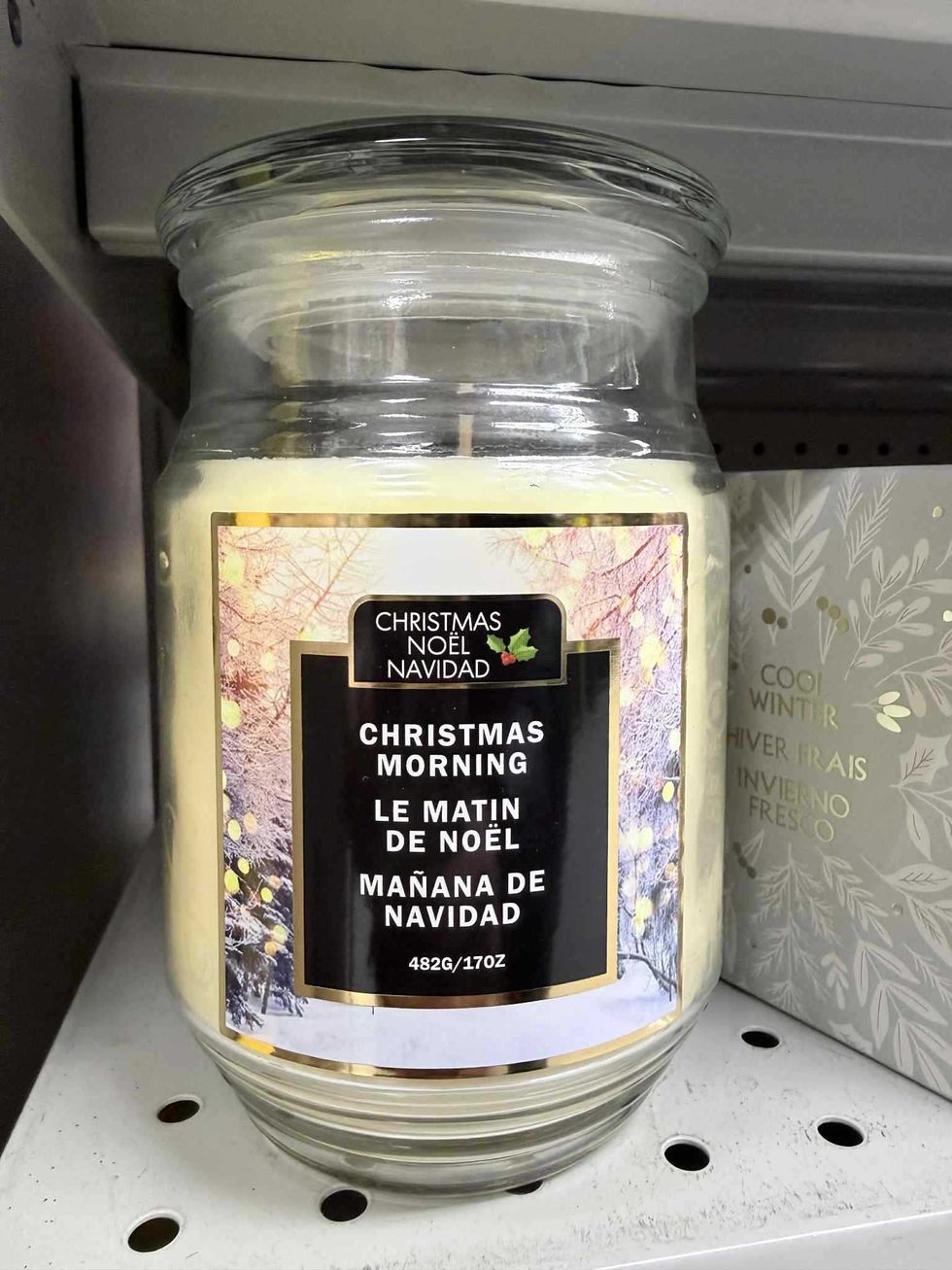 Chandelle de No\u00ebl en pot en vente au Dollarama pour 5 $.