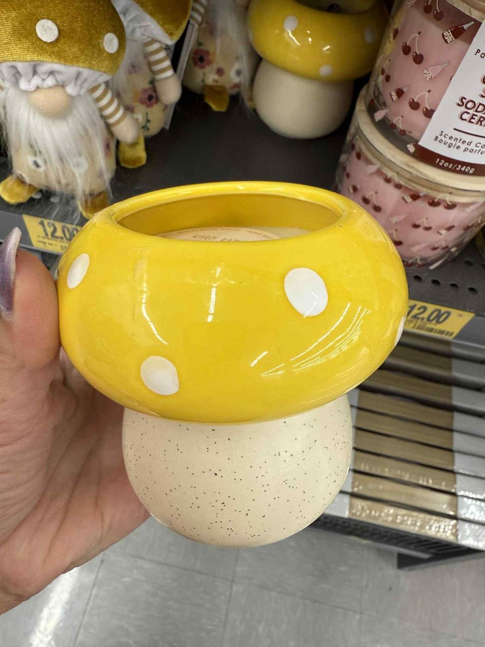 Chandelle parfum\u00e9e \u00e0 la vanille dans un pot en c\u00e9ramique en forme de champignon.