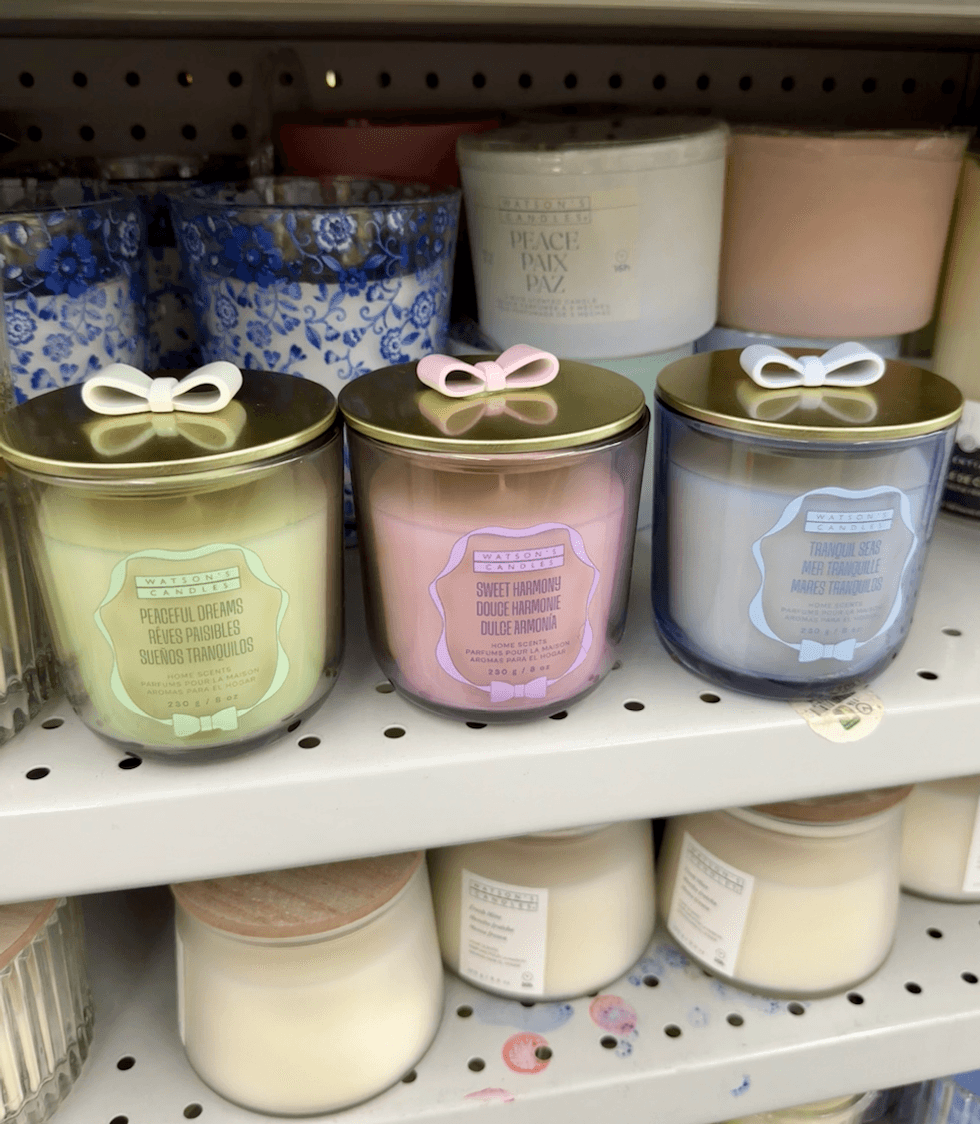 Chandelles color\u00e9es en pot de verre avec couvercle dor\u00e9 et petite boucle d\u00e9corative au Dollarama.