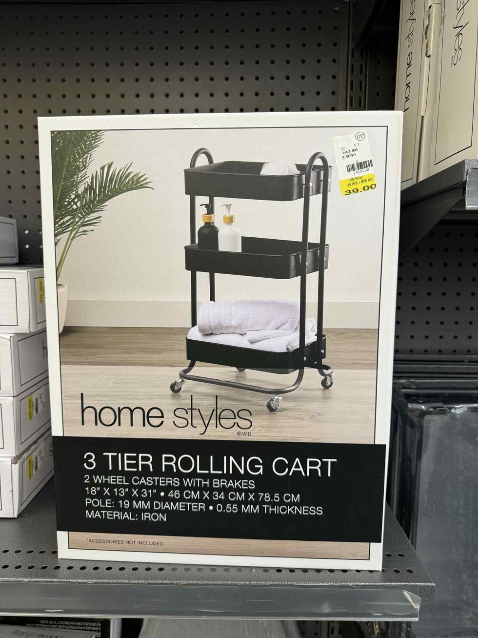 Chariot sur roues noir \u00e0 trois niveaux en vente pour 39 $ chez Tigre G\u00e9ant.