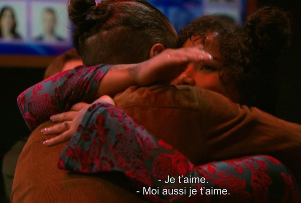 Charles Hamelin et Erika Suarez se font une accolade lors de son d\u00e9part de la t\u00e9l\u00e9r\u00e9alit\u00e9 Big Brother C\u00e9l\u00e9brit\u00e9s.