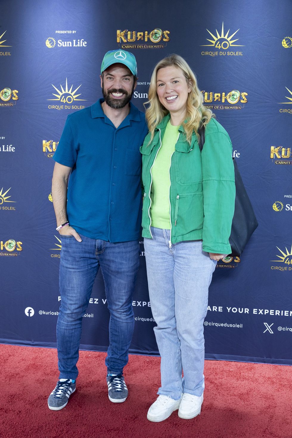 Charles Hamelin et Genevi\u00e8ve Tardif sur le tapis rouge de Kurios du Cirque du Soleil.