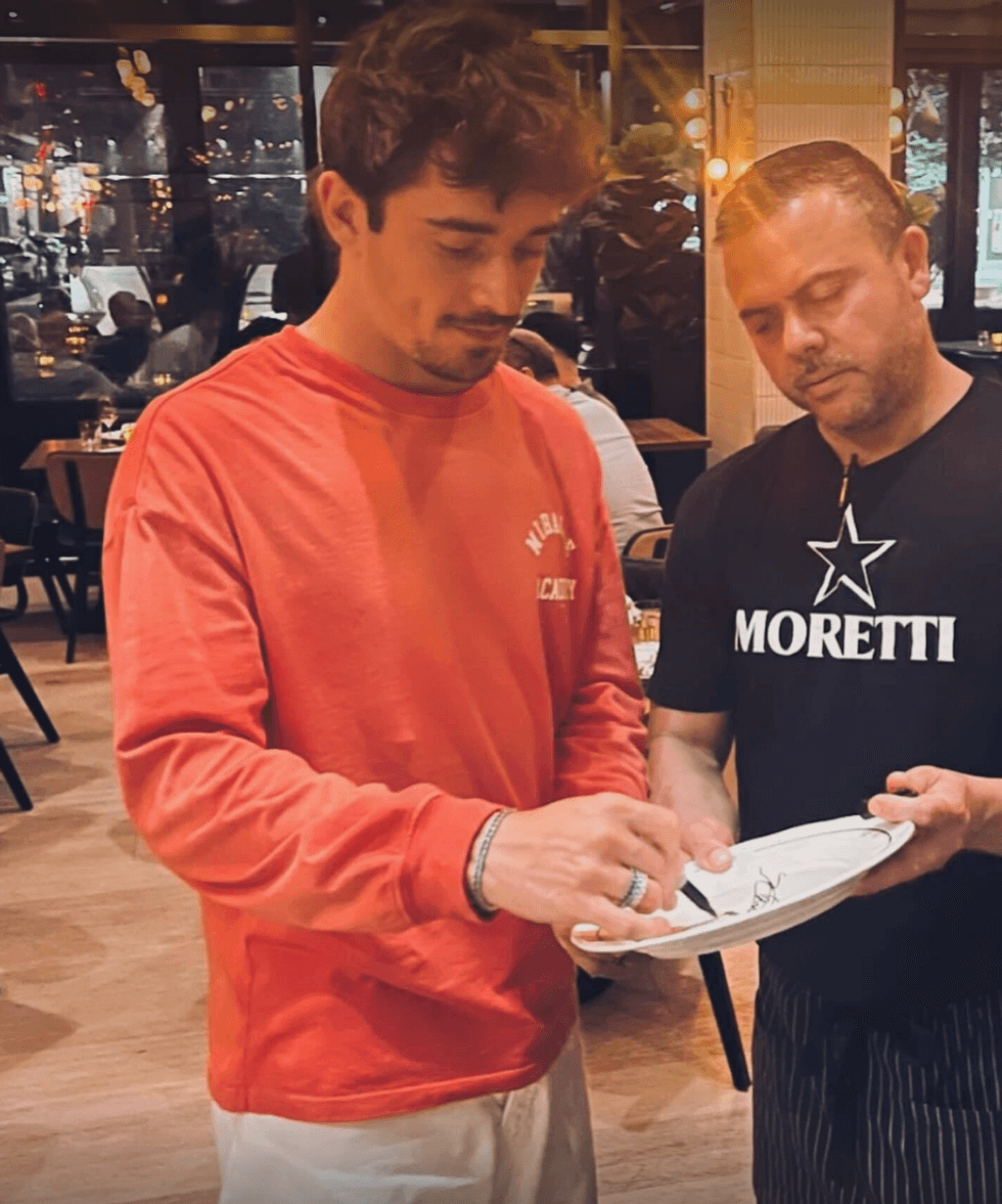 Charles Leclerc signe un autographe au Moretti \u00e0 Montr\u00e9al.