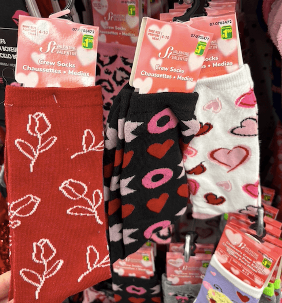 Chaussettes \u00e0 motif de la f\u00eate de l'amour vendues au Dollarama.