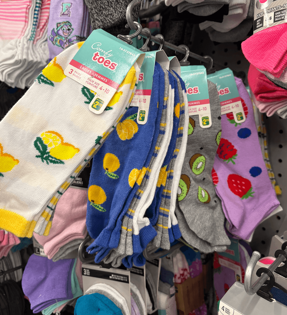 Chaussettes \u00e0 motifs sur les \u00e9tag\u00e8res du Dollarama.