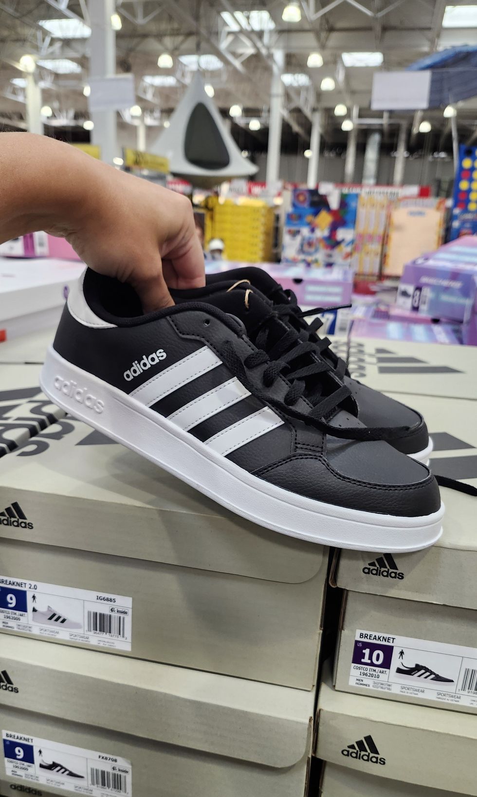 Chaussures Adidas noires.
