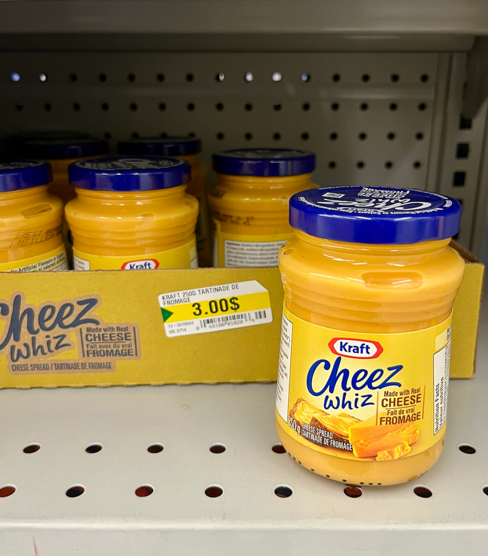 Cheez Whiz sur les tablettes du Dollarama.