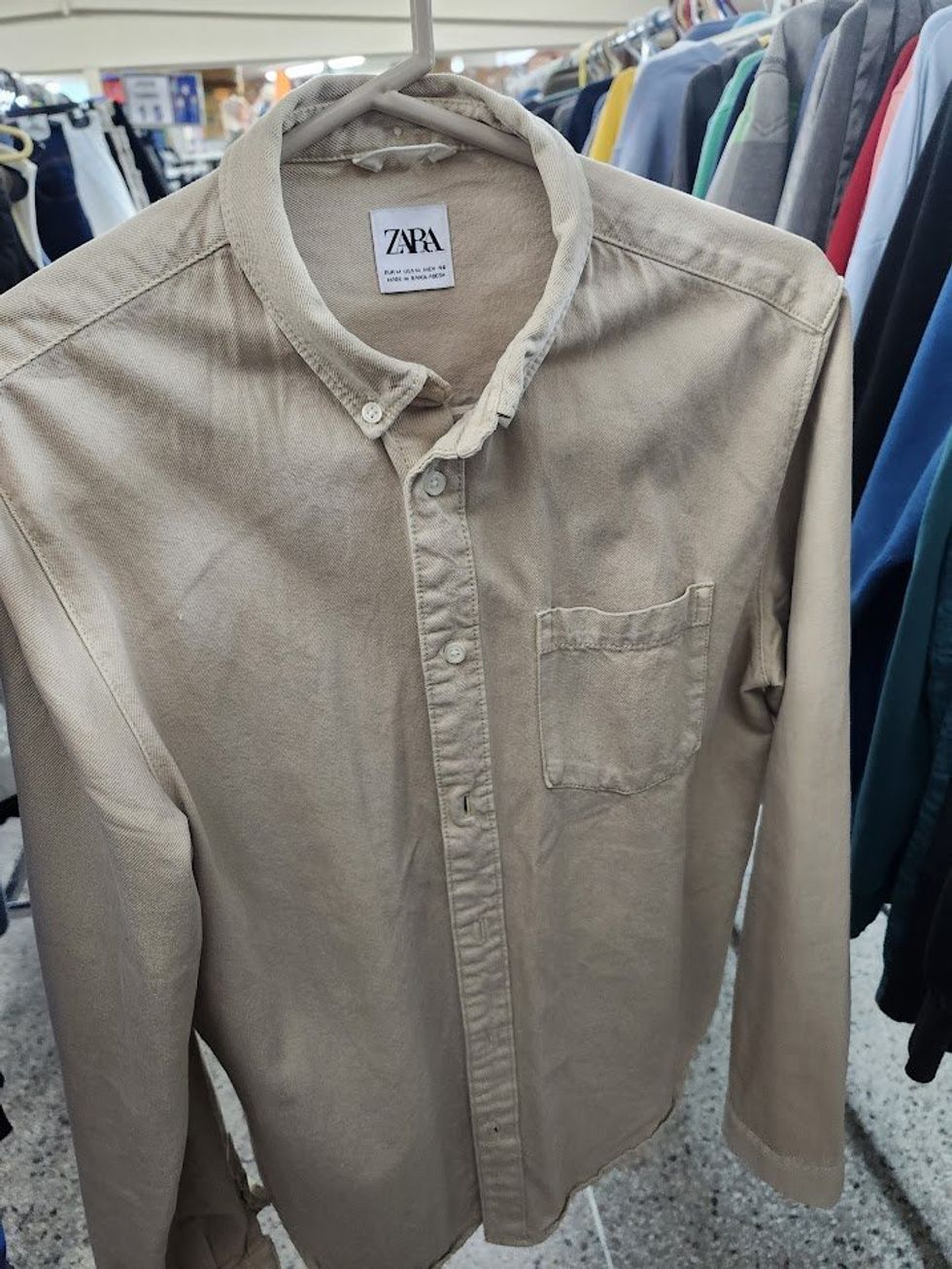 Chemise de la marque Zara en vente \u00e0 la friperie.