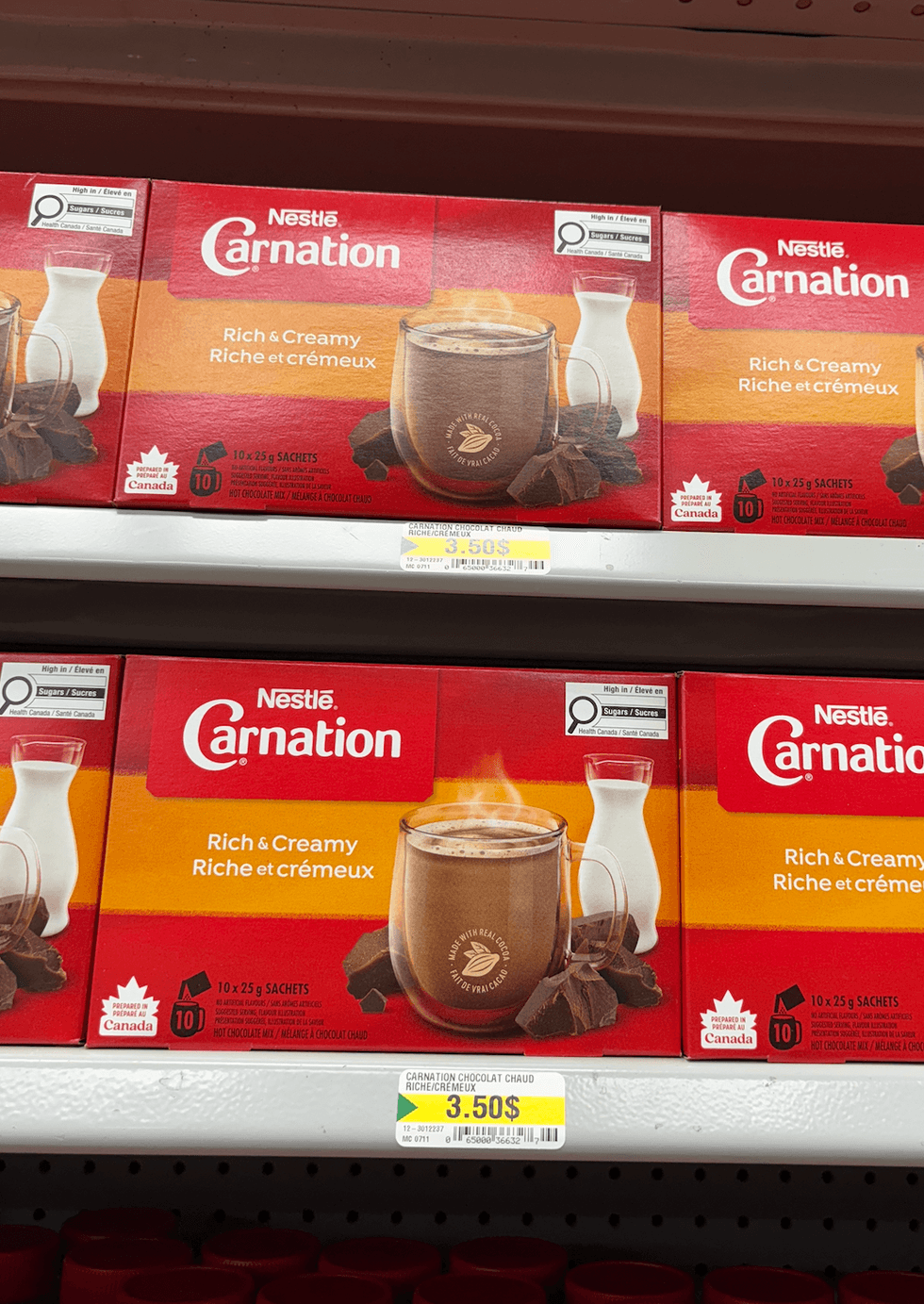 Chocolat chaud Carnation en sachet sur les tablettes du Dollarama.