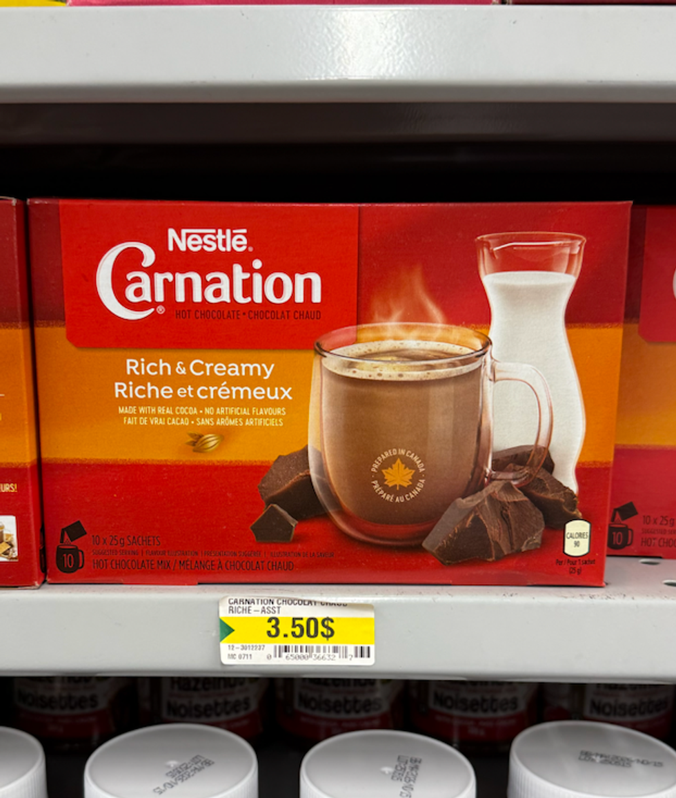 Chocolat chaud riche et cr\u00e9meux dans sa bo\u00eete au Dollarama.