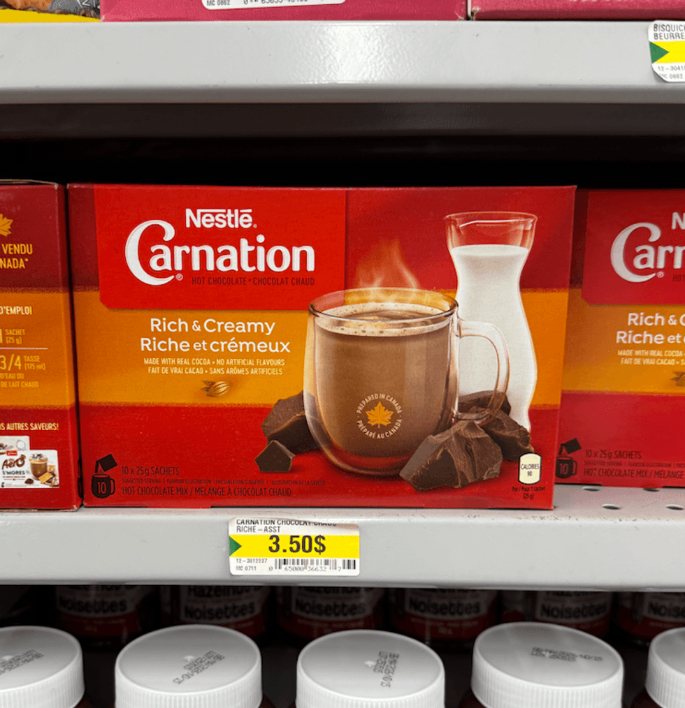Chocolat Chaud Riche et Cr\u00e9meux, vendu au Dollarama.