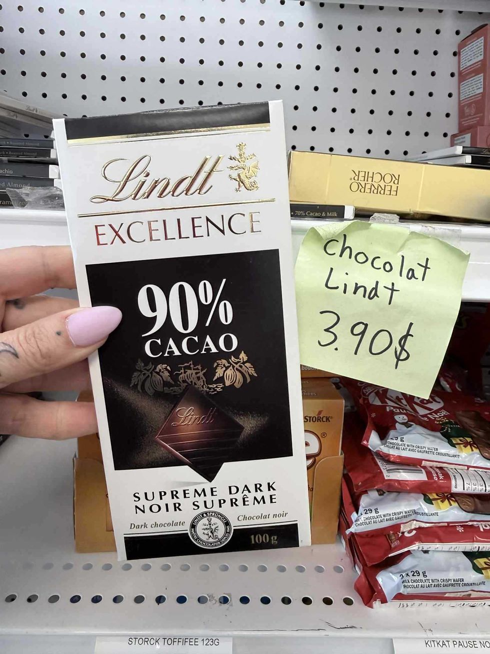 Chocolat noir 90 % Lindt Excellence en vente pour 3,90 $ au Supermarch\u00e9 SavePlus.