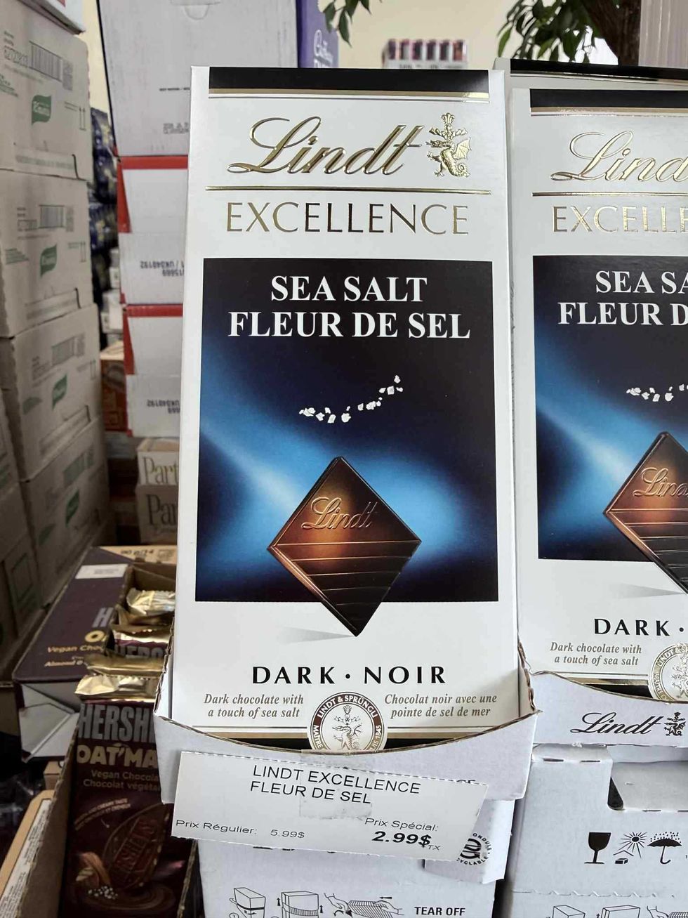 Chocolat noir 90% \u00e0 la fleur de sel Lindt Excellence en vente pour 2,99 $ au Supermarch\u00e9 SavePlus.