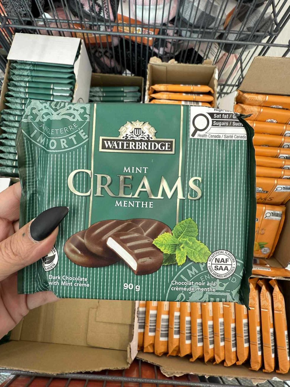 Chocolats noirs \u00e0 la cr\u00e8me de menthe et \u00e0 l'orange en vente pour 1,97 $ au Tigre G\u00e9ant.