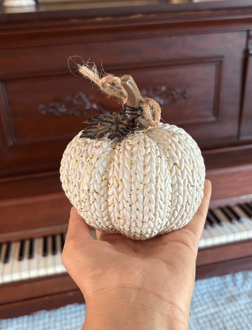 Citrouille avec effet tress\u00e9 blanche et dor\u00e9e.