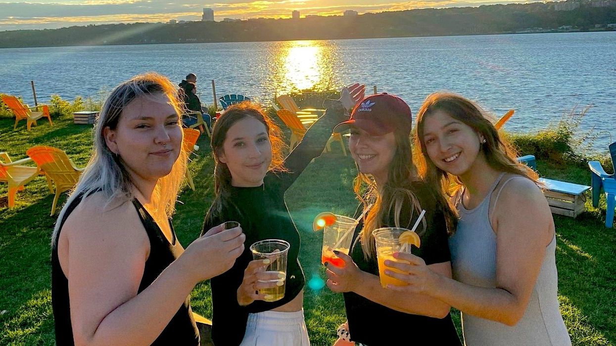 Clientèle à La Cour arrière du Festibière de Lévis.