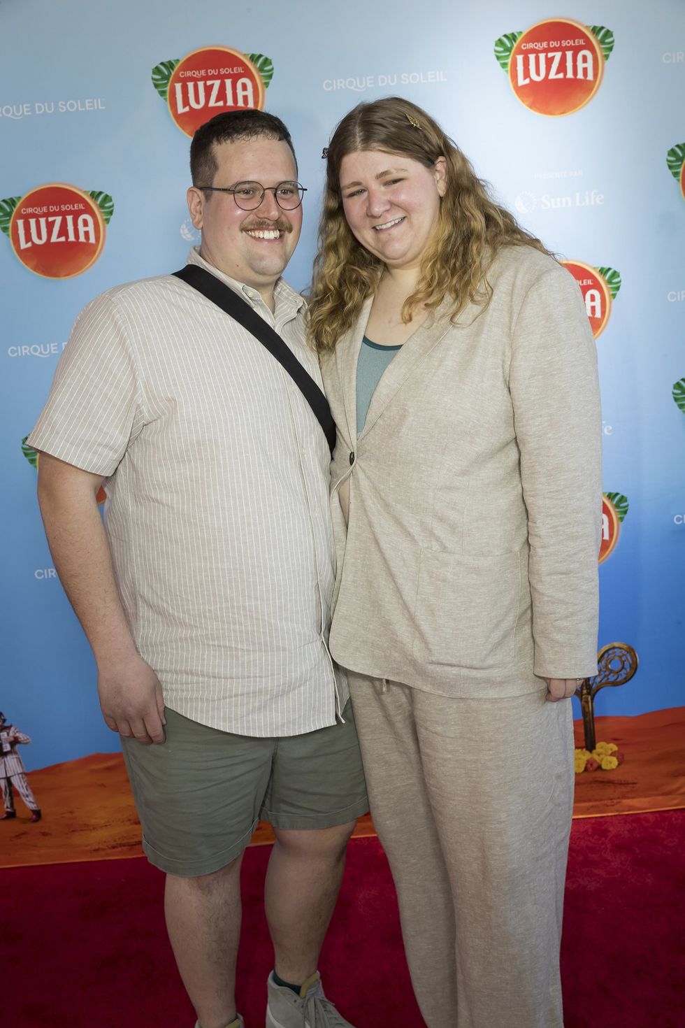 Coco Belliveau et son amoureux Guillaume S\u00e9guin sur le tapis rouge de Luzia du Cirque du Soleil.