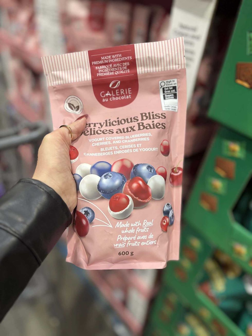Collation aux baies Galerie au chocolat avec bleuets, cerises et canneberges enrob\u00e9s de yogourt, au Costco.