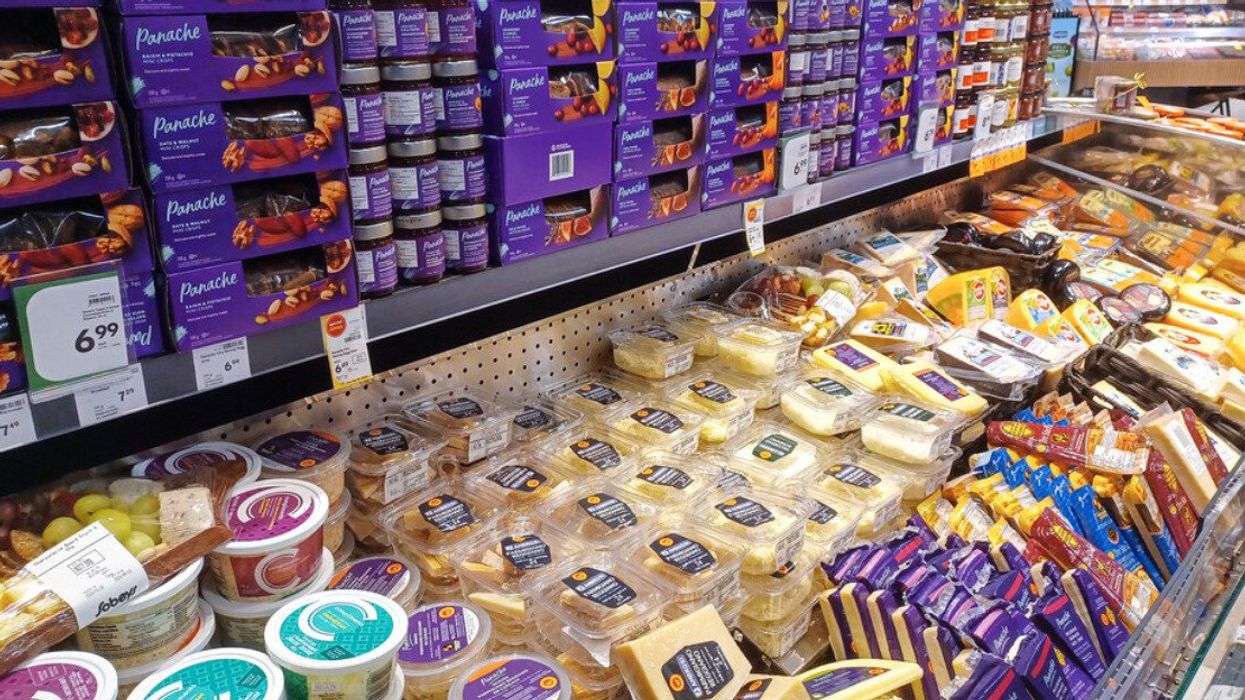 Comptoir des fromages dans une épicerie canadienne.