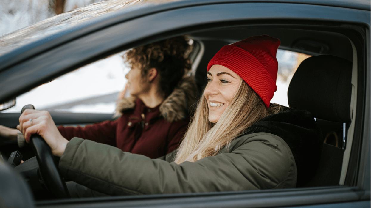 Conducteur heureux hiver