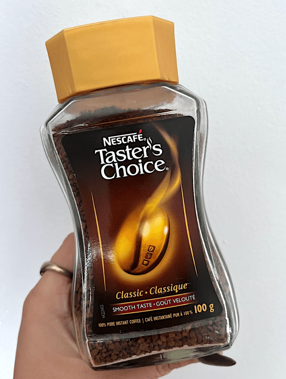 Contenant de caf\u00e9 instantan\u00e9 de la marque Taster's choice par Nescaf\u00e9 avec la mention \u00ab go\u00fbt velout\u00e9 \u00bb.
