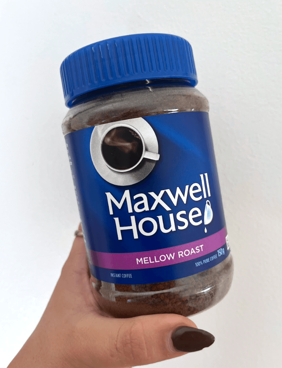 Contenant de caf\u00e9 instantan\u00e9 de la marque \u200bMaxwell House qui porte la mention \u00abTorr\u00e9faction velout\u00e9e \u00bb.