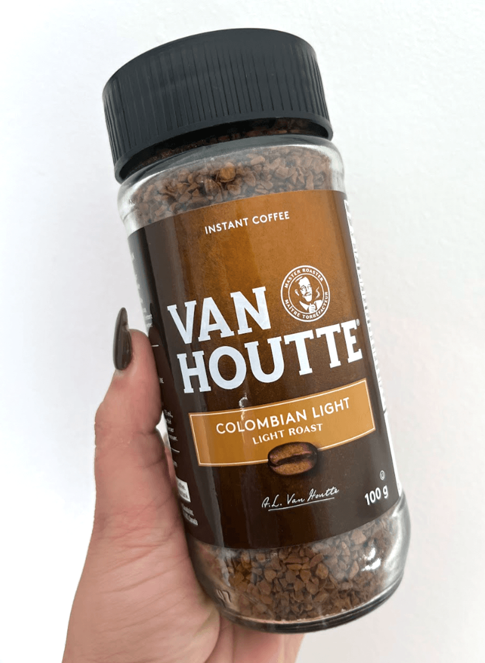 Contenant de caf\u00e9 instantan\u00e9 de la marque \u200bVan Houtte avec la mention \u00ab Torr\u00e9faction l\u00e9g\u00e8re \u00bb.