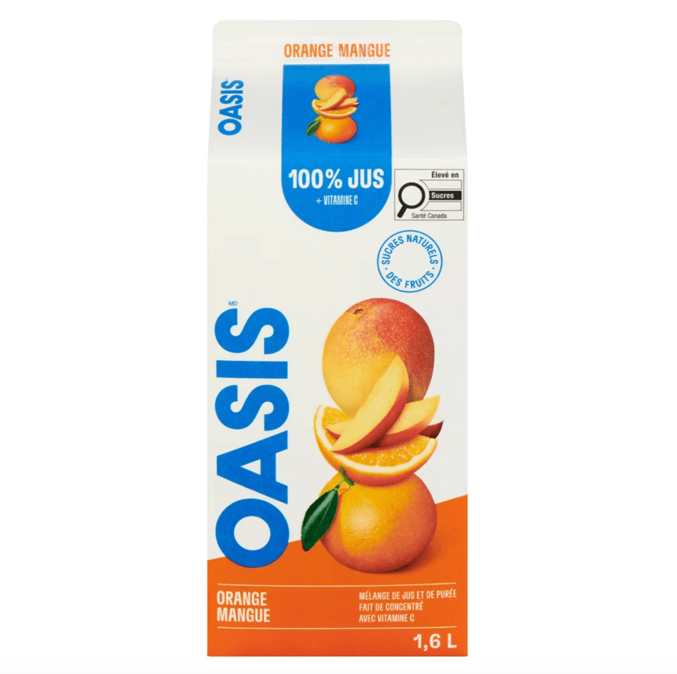 Contenant de jus d'orange et mangue Oasis sur fond blanc.