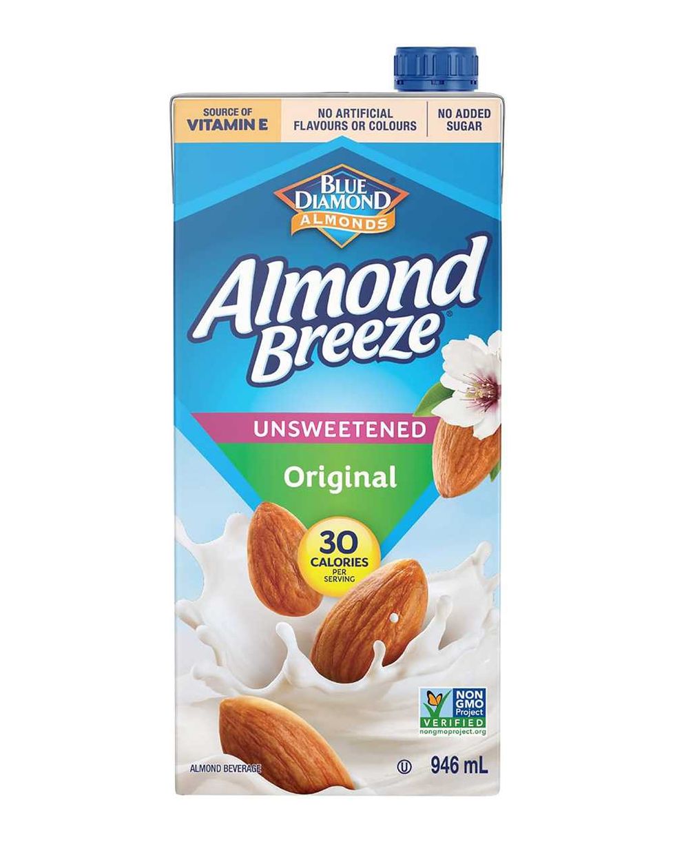 Contenant de lait d'amande sans sucre de la marque Almond Breeze, sur fond blanc.