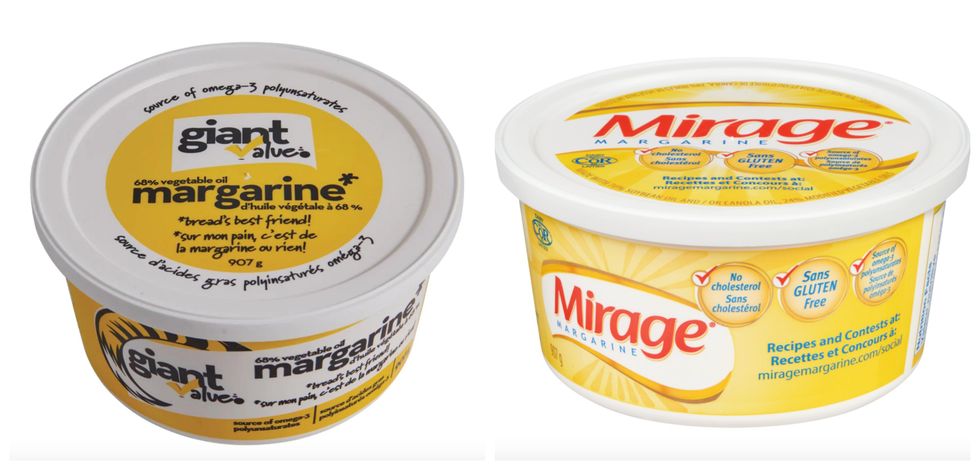 Contenant jaune et noir de margarine de la marque Giant Value. Droite : Contenant jaune et rouge de margarine de la marque Mirage.