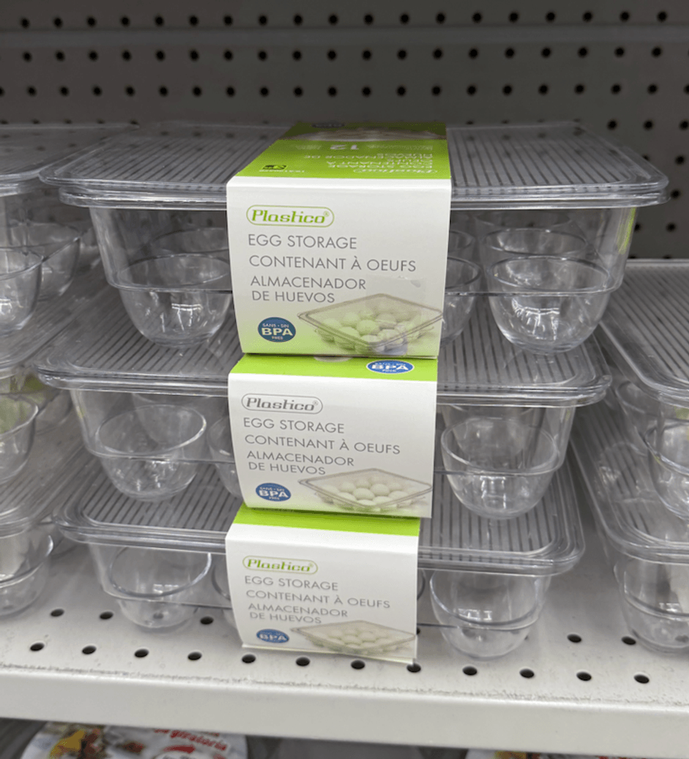 Contenant transparent pour \u0153ufs avec couvercle, empilable sur une tablette de magasin Dollarama