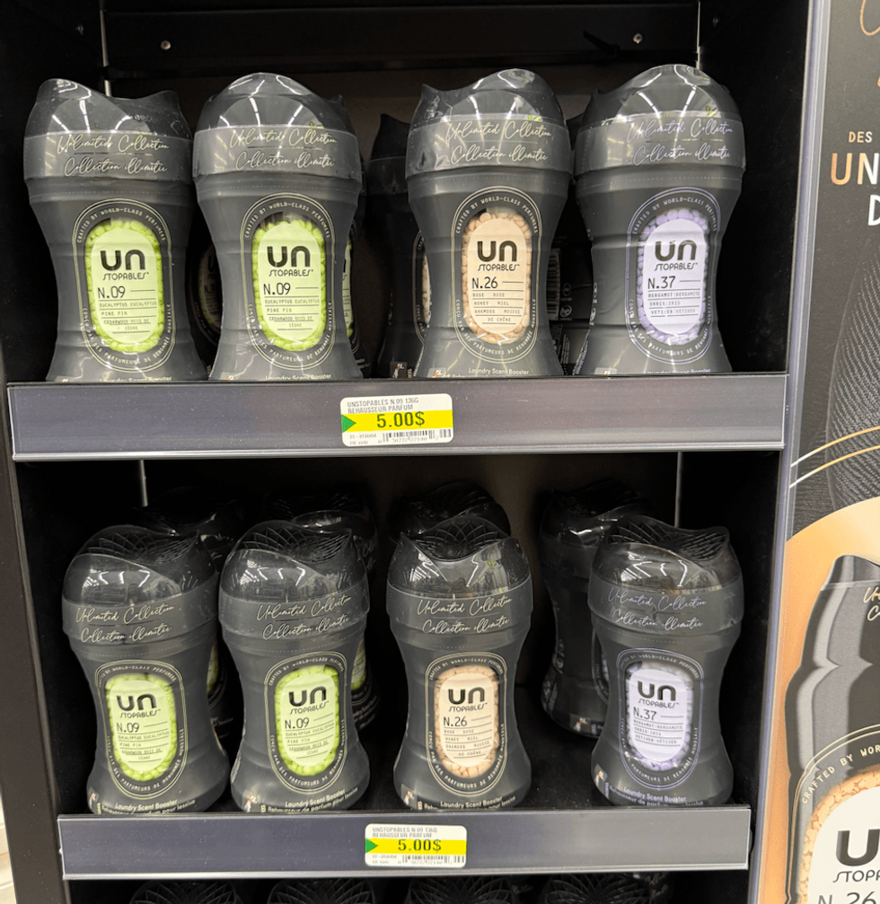 Contenants de perles rehausse-parfum Unstopables Collection Illimit\u00e9e sur une tablette du Dollarama.