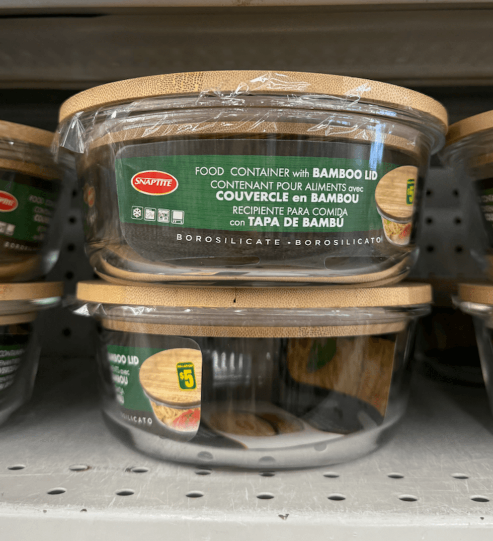 Contenants pour aliments \u00e0 couvercle en bambou sur une tablette au Dollarama.