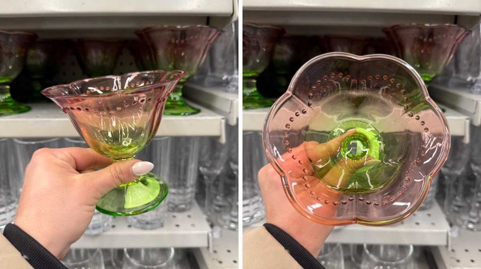 Coupe \u00e0 dessert en verre rose et vert tenue en main dans une all\u00e9e Dollarama.