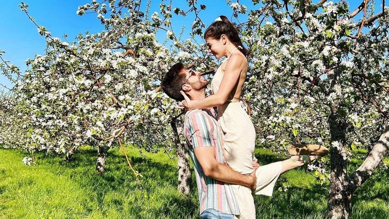 Couple dans un verger.