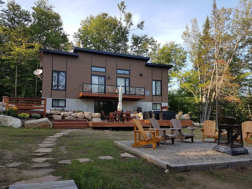 Cour arri\u00e8re du chalet de vacances.