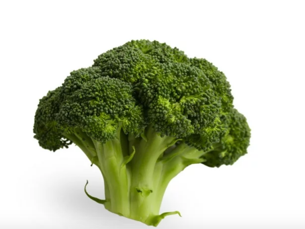 Couronne de brocoli sur fond blanc